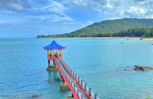 Gazebo pinggir laut Pantai Tanjung Pesona