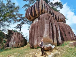 Gugusan batuan raksasa Batu Belimbing