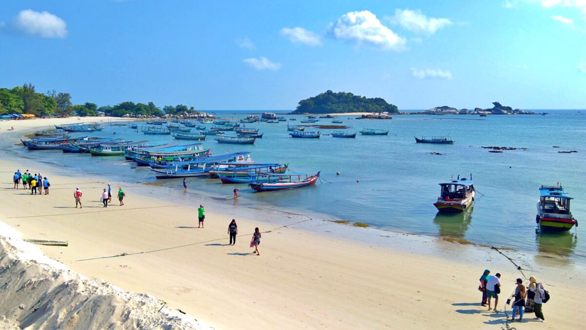 Keindahan bentang alam pasir putih di Pantai Tanjung Kelayang Belitung