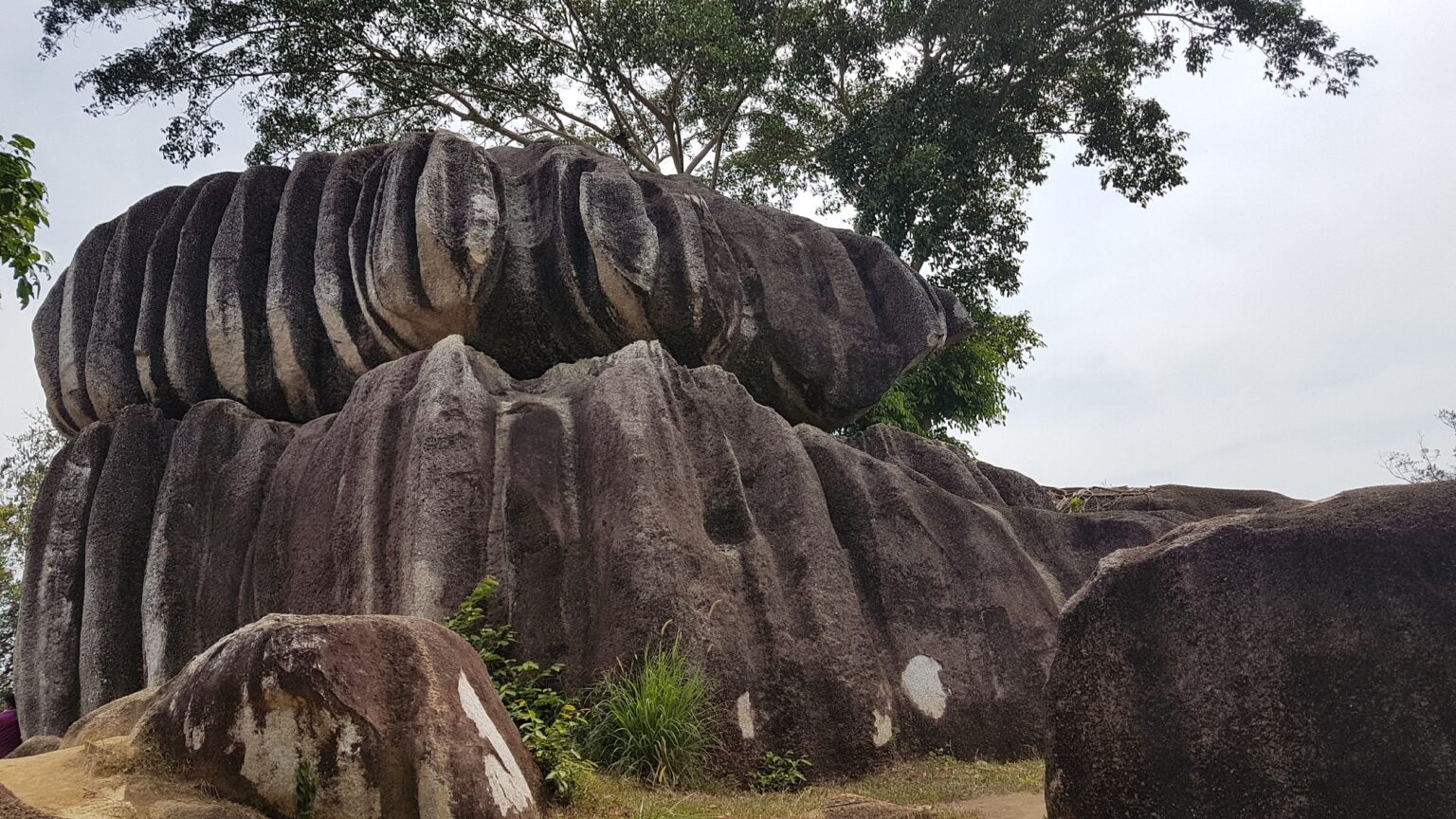 Batu Belimbing Raksasa Unik, Tiket Gratis - WisataHits