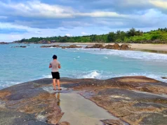 Suasana di Pantai Rambak dengan pasir putih dan hamparan batu granit.