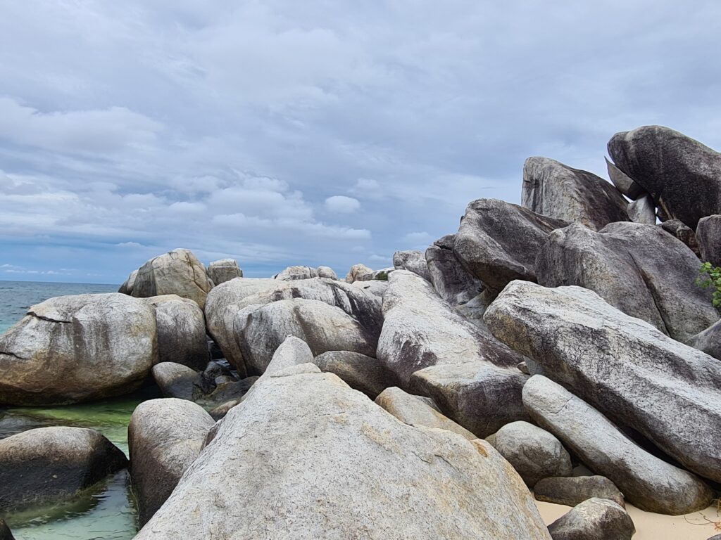 Batuan Granit di Pesisir Pantai