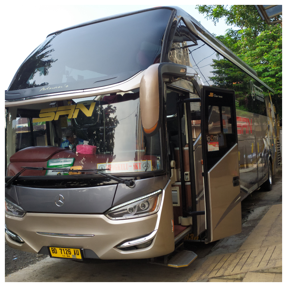 Bus San nampak depan dengan kaca HDD. Sumber: gmaps/PO San Jakarta.