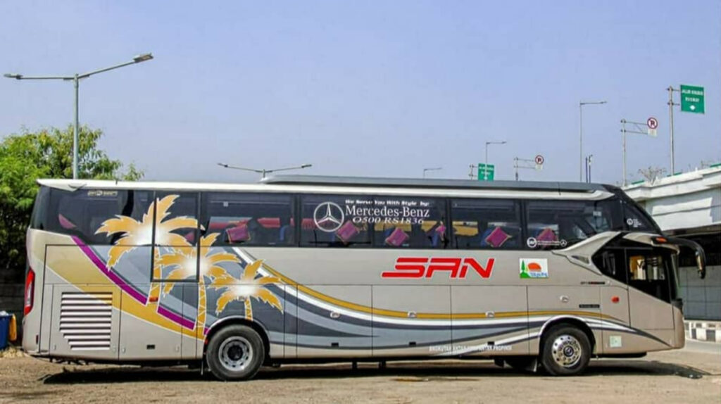 Bus San nampak samping dengan eksterior elegan. Sumber: Instagram/ali_donovan29.