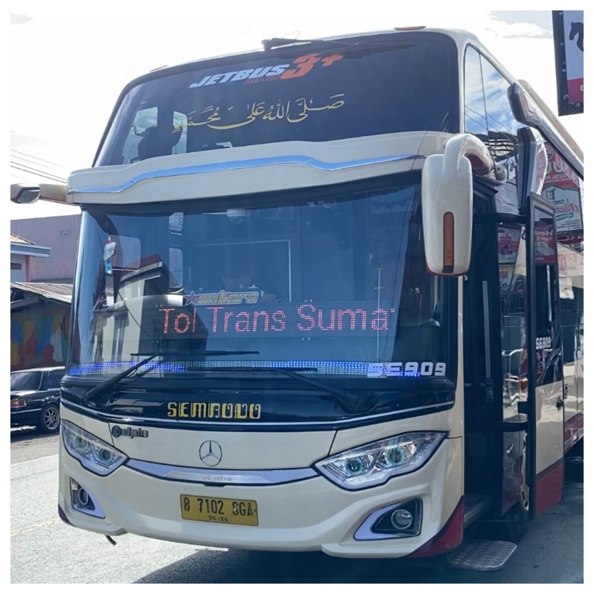 Bus Sembodo elegan dan mesin bandel. Sumber: Gmaps/Pool Bus Pariwisata Sembodo.