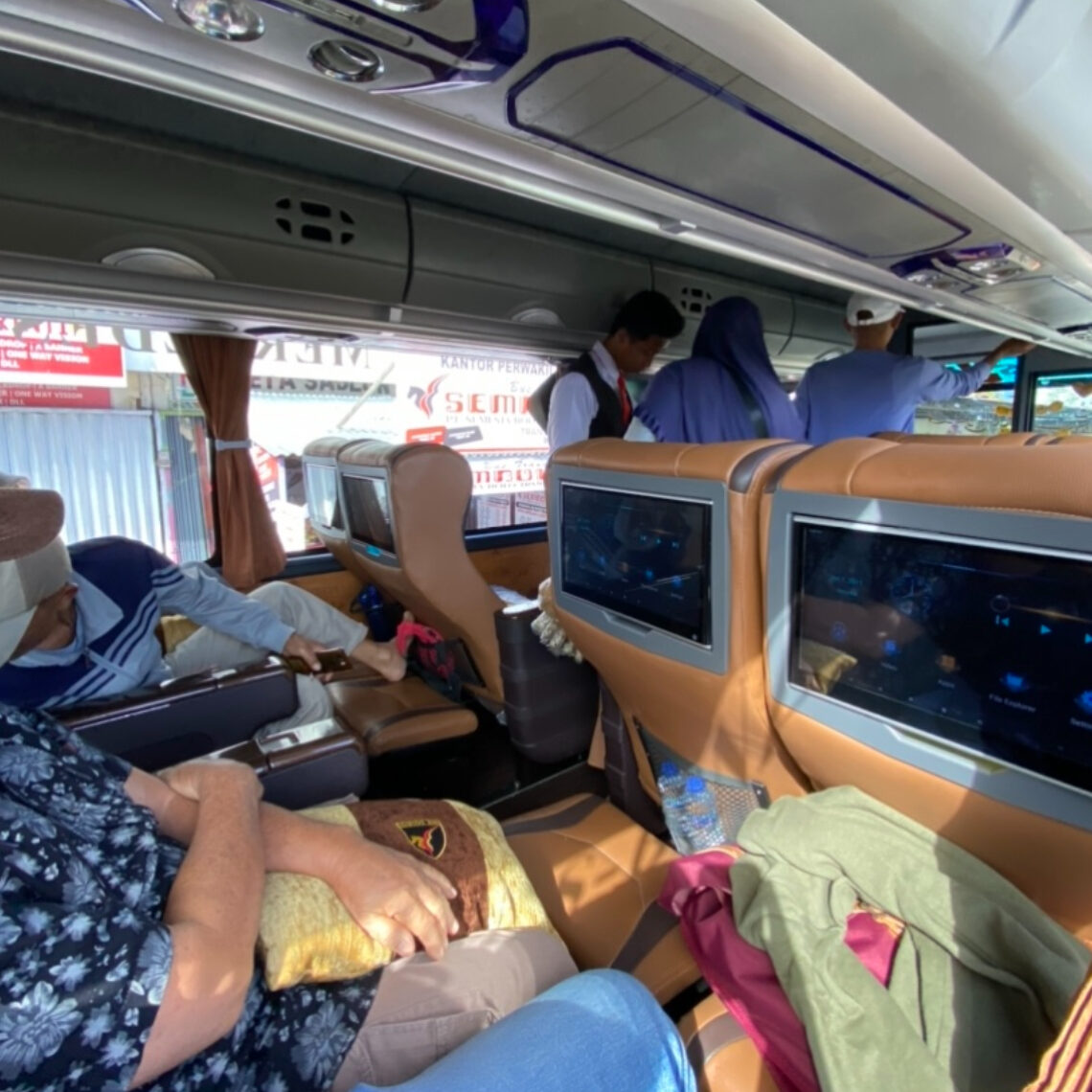 Terdapat fasilitas TV LCD di tiap bangku penumpang Bus Sembodo baik di kelas executive plus maupun executive.