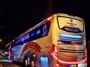 Foto Bus Putra Pelangi saat malam hari.