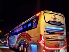 Foto Bus Putra Pelangi saat malam hari.