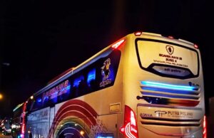 Foto Bus Putra Pelangi saat malam hari.
