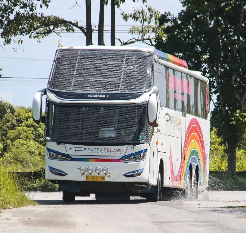Foto Bus Putra Pelangi di Jalan Raya