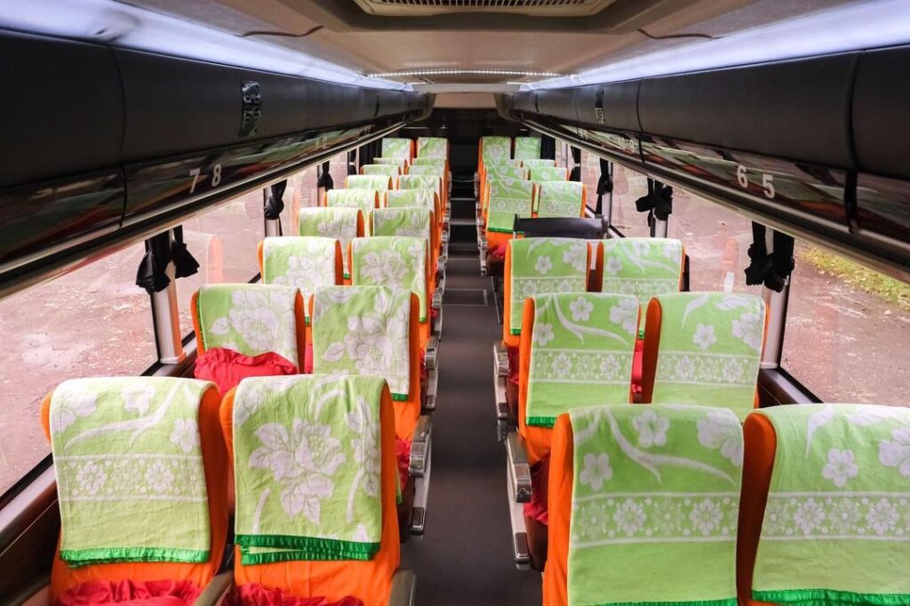 Interior Bus Raya seat 2-2 dengan tampilan elegan. Sumber: Instagram/po.rayaofficial.