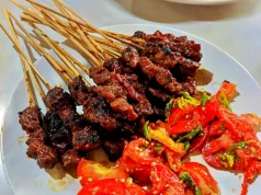 Menu Sate Marangi Haji Yetty dengan sambal tomat.