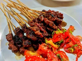 Menu Sate Marangi Haji Yetty dengan sambal tomat.