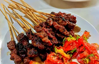 Menu Sate Marangi Haji Yetty dengan sambal tomat.