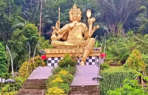 Patung Dewa Brahma di pintu masuk Air Terjun Jagasatru