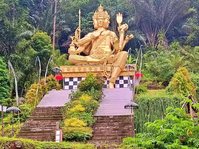 Patung Dewa Brahma di pintu masuk Air Terjun Jagasatru