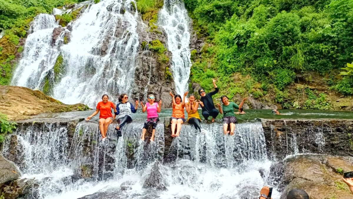 Serunya bermain air di Tirta Buana Waterfall