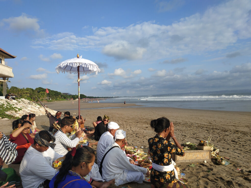 Umat Hindu sembahyang di Pantai Kayu Aya