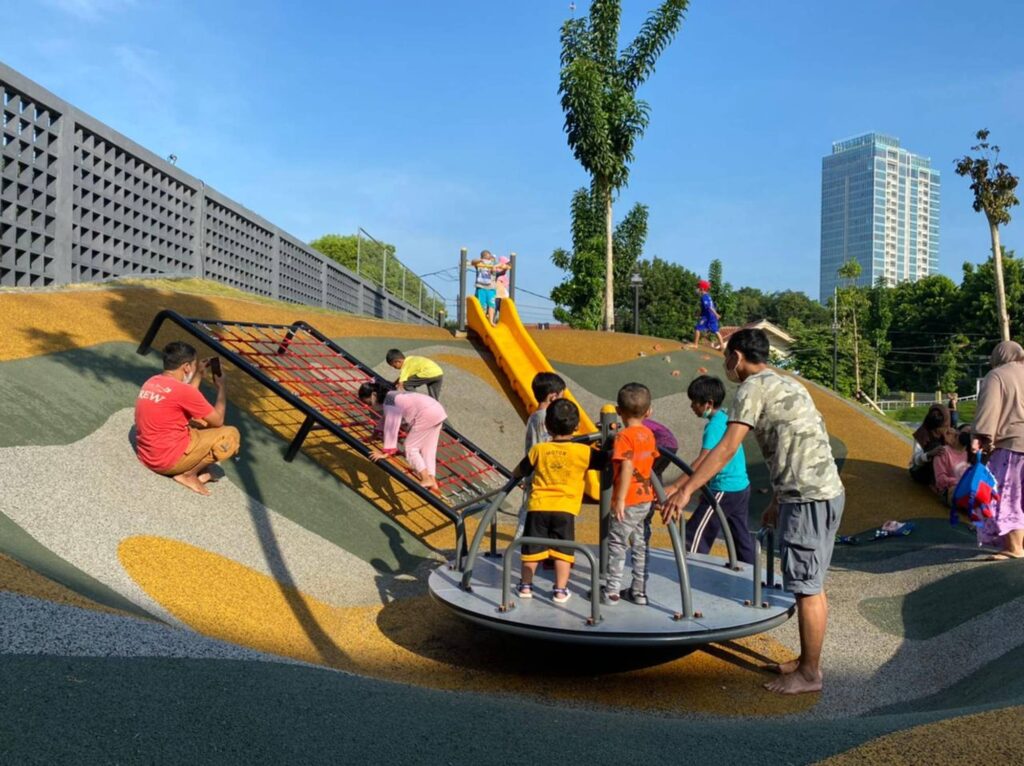 Area Bermain anak di Taman Sambas