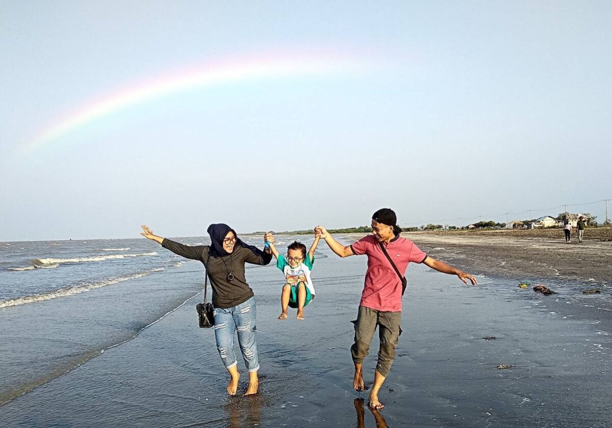Bermain di Tepian Pantai Tanjung Baru Karawang