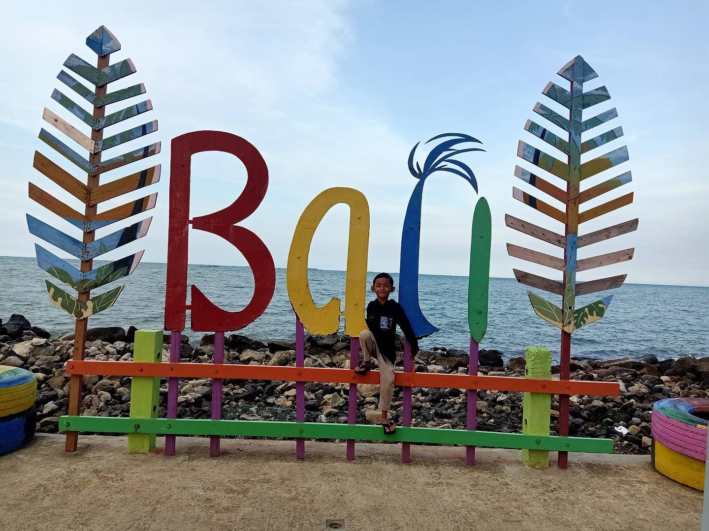 Ikon Tulisan Bali di depan Pantai