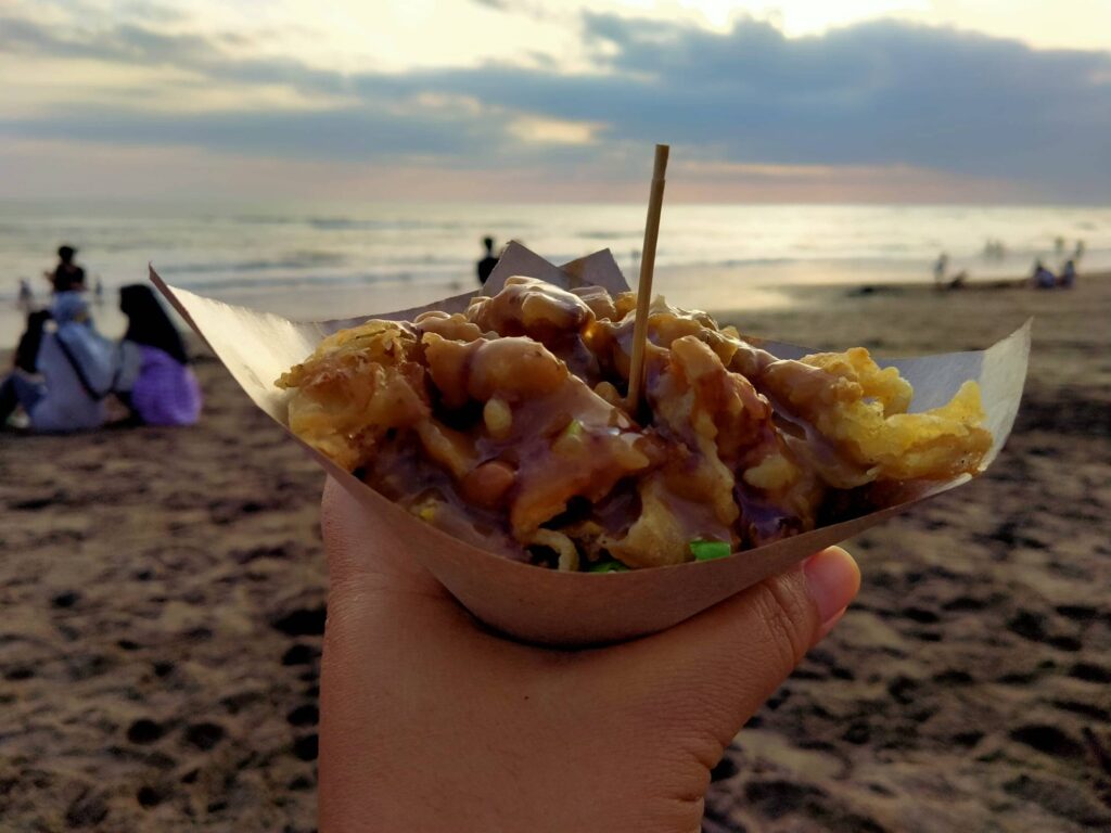 Kuliner kaki lima di Pantai Cinta Kedungu-Herry Kosta