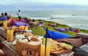 Bersantai di tepi laut sambil menikmati berbagai menu makanan di Pantai Cinta Kedungu
