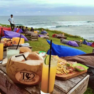 Bersantai di tepi laut sambil menikmati berbagai menu makanan di Pantai Cinta Kedungu