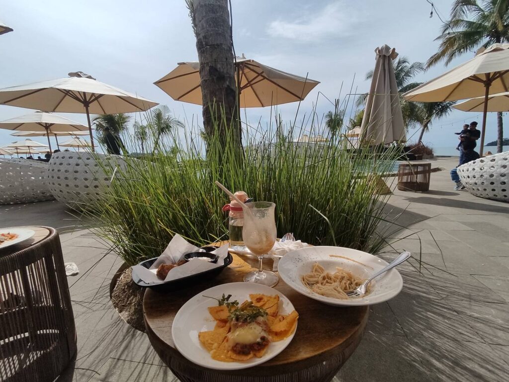 Menu Makanan di Marawa Beach