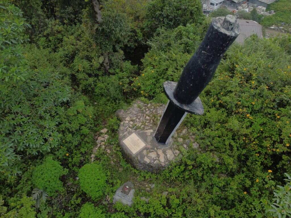 Monumen pisau belati TNI di puncak tebing