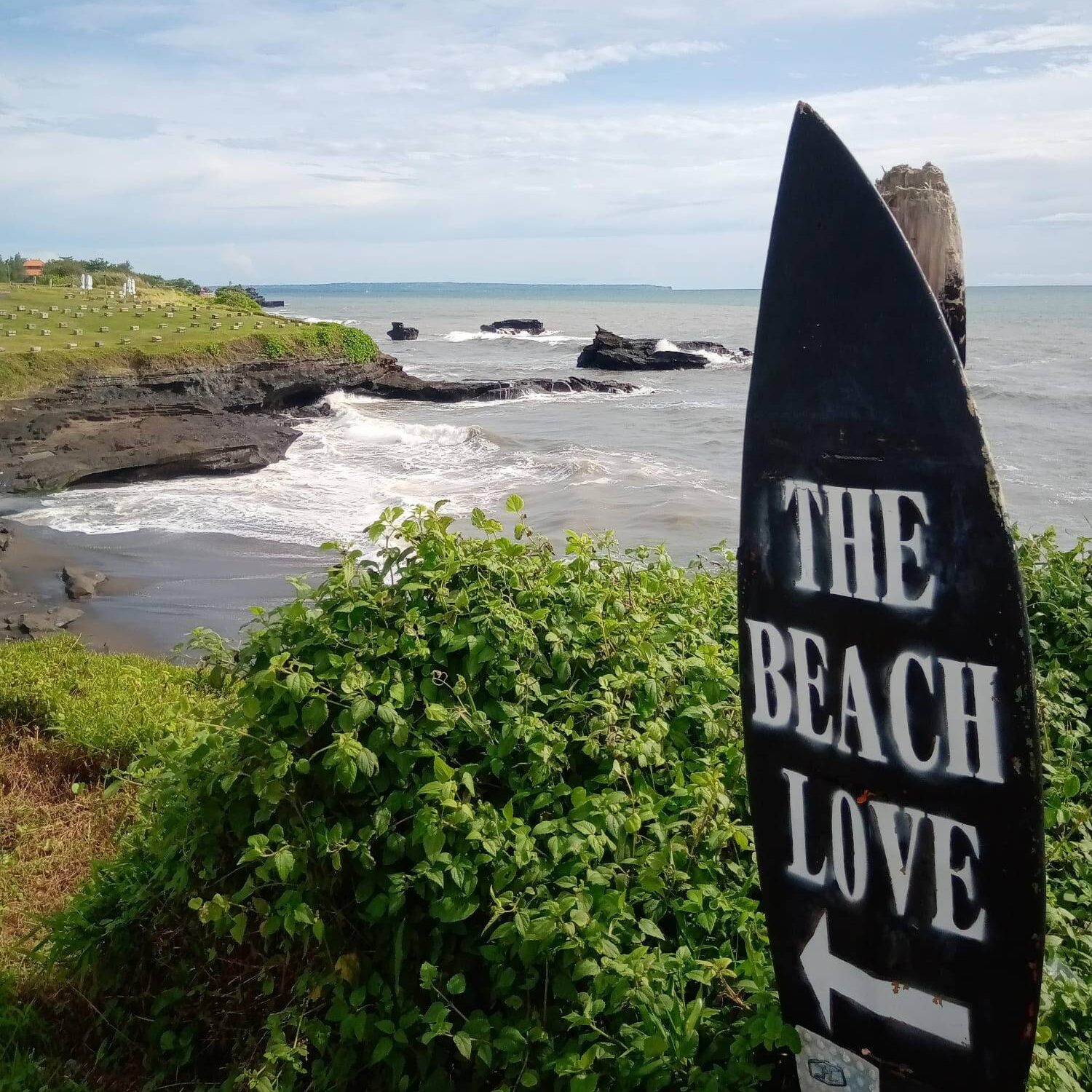 Pantai Cinta Kedungu bisa untuk berselancar