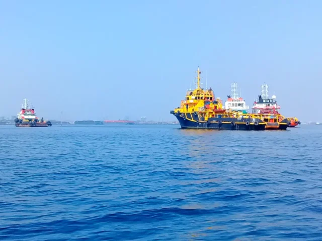 Pemandangan kapal-kapal dari Pantai Marunda