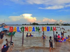 Ramai Wisatawan bermain di Pantai Balongan Indah atau Bali 2