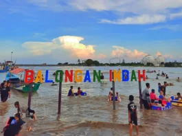 Ramai Wisatawan bermain di Pantai Balongan Indah atau Bali 2