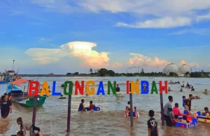 Ramai Wisatawan bermain di Pantai Balongan Indah atau Bali 2