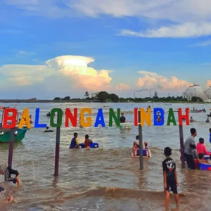 Ramai Wisatawan bermain di Pantai Balongan Indah atau Bali 2