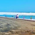 Ramai wisatawan bermain di tepi Pantai Congot Kulon Progo