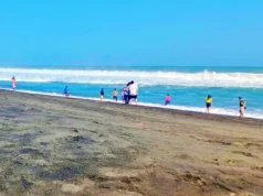 Ramai wisatawan bermain di tepi Pantai Congot Kulon Progo