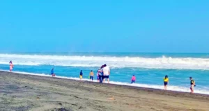 Ramai wisatawan bermain di tepi Pantai Congot Kulon Progo