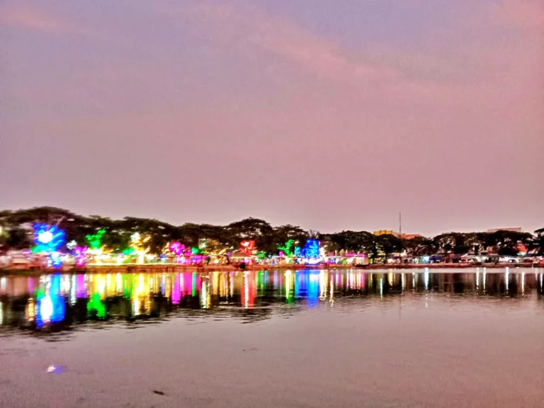 Suasana Sore di Taman Marakas dengan hiasan lampu warna-warni