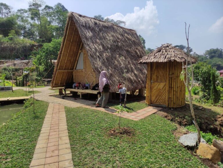 Taman dengan berbagai fasilitas