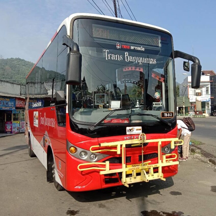 Trans Banyumas menjadi angkutan umum murah andalan warga Purwokerto dan sekitarnya. Sumber: Gmaps/ Trans Banyumas - Halte BTS Notog.