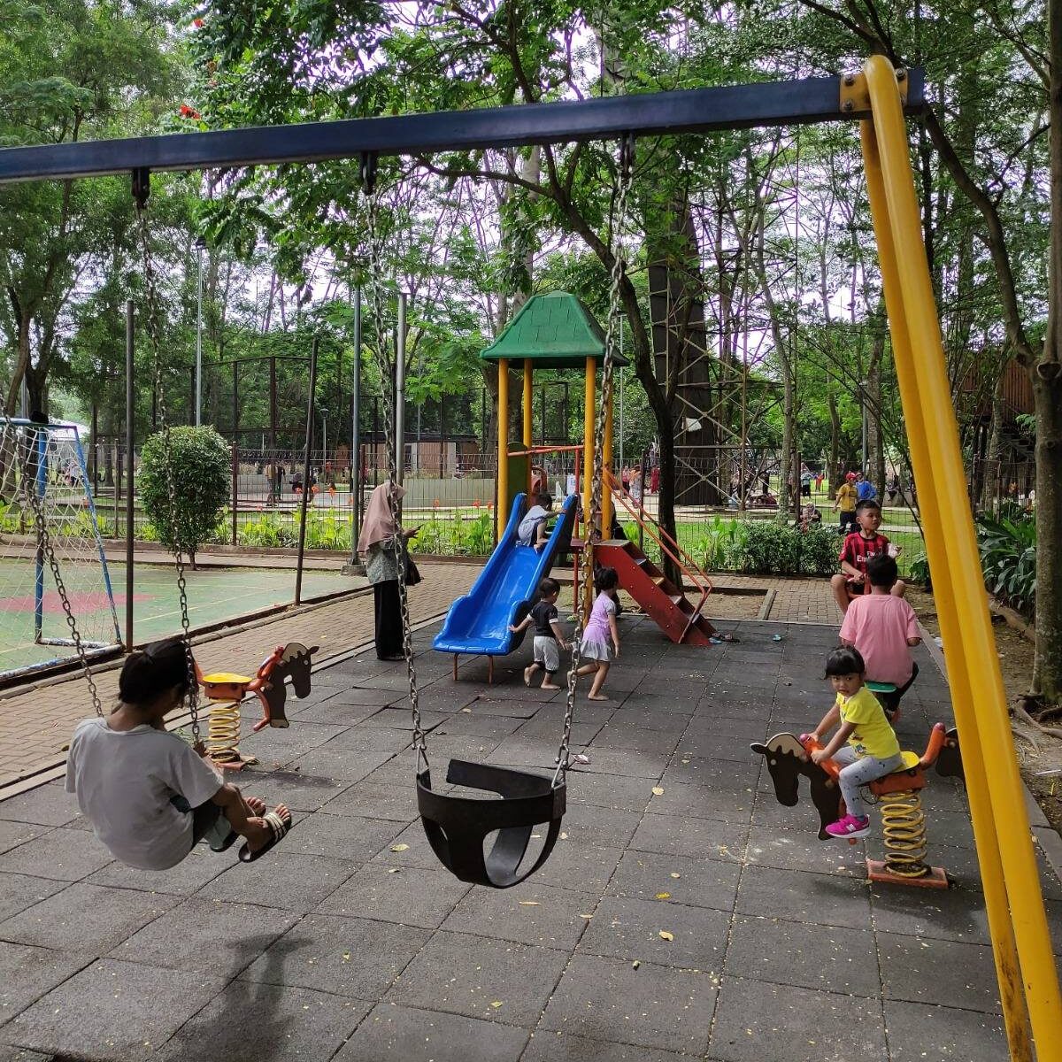 Wahana permainan perosotan dan ayunan di Taman Ranggon Wijaya Kusuma