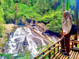 Warung-warung berada di atas Goa Rang Reng Waterfall