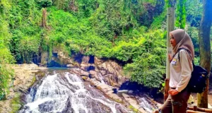 Warung-warung berada di atas Goa Rang Reng Waterfall