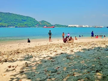 Ramai wisatawan bermain di area pantai Pulau Merak Kecil