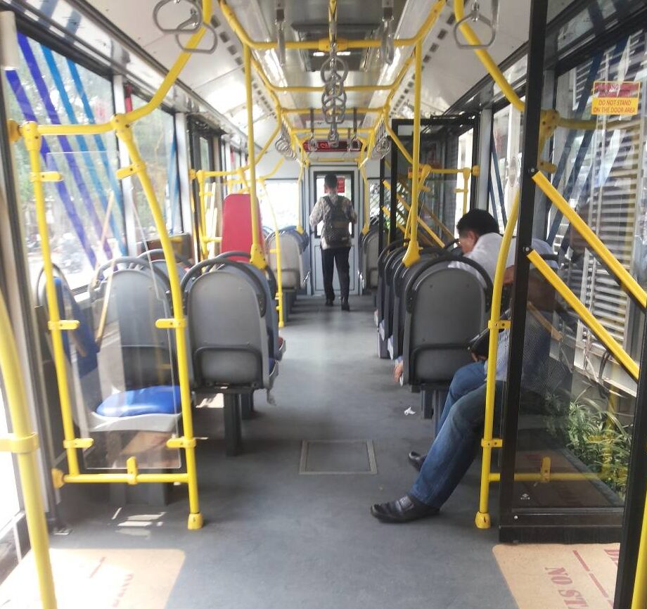 Fasilitas di dalam bus Tije ini bersih, dingin AC, dilengkapi CCTV, dan GPS. Sumber: Instagram/pt_transjakarta.