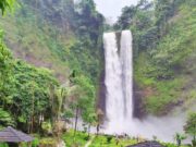 Derasnya limpahan air terjun di Curug Sanghyang Taraje