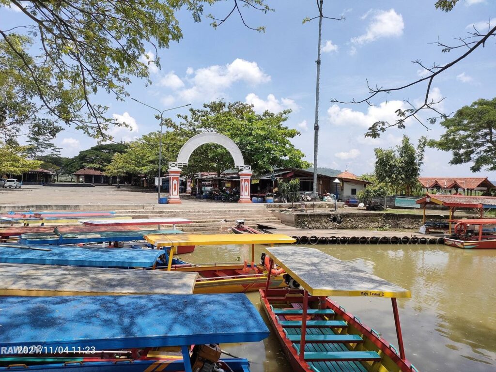 Perahu untuk Berkeliling Danau Rawa Pening