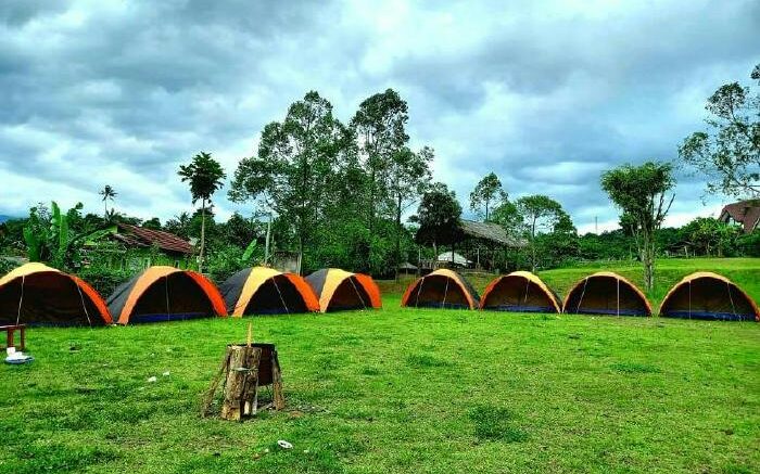 Area Perkemahan di Padang Rumput